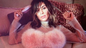 Взбитые сливки и меховое бра: Ким Кардашьян удивила новой фотосессией