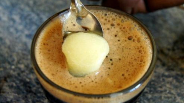 Un nou trend. De ce îşi pun oamenii unt în cafea