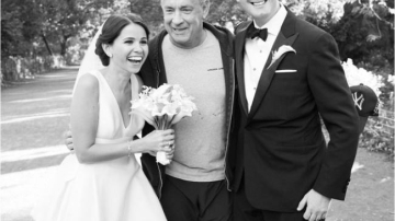 Том Хэнкс в спортивном костюме подшутил над молодоженами