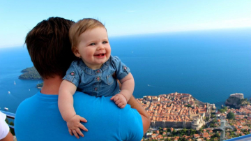 Are 11 luni, iar părinții i-au arătat 30 de țări de pe câteva continente ale lumii!