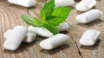 Ingrediente periculoase din guma de mestecat: citește eticheta!