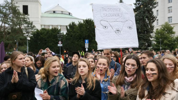 Тысячи женщин в Польше готовятся к забастовке против запрета абортов