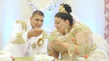 Ploaie de aur şi bancnote de 500 de euro! O nuntă ţigănească a devenit virală pe Internet