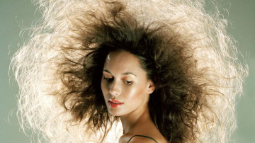 Осенне-зимняя проблема: электризуются волосы? Обсудим способы решения