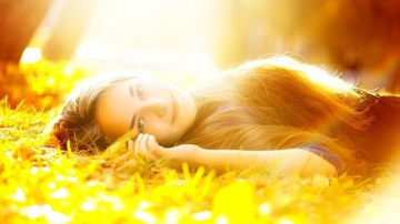 Crema de protecţie solară pe timpul toamnei: cât de importantă este, când să o folosim şi cum să o combinăm cu alte cosmetice