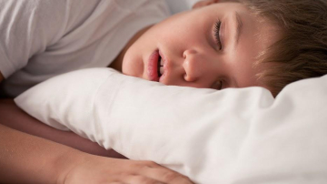 Чтобы обезопасить ребенка от наркотиков и алкоголя, обеспечьте ему крепкий сон