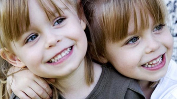 Cum gemenii se pot naşte la luni distanţă unul de altul şi cum pot avea taţi diferiţi