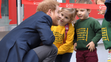 Великобританию очаровала юная поклонница принца Гарри, надеявшаяся на поцелуй