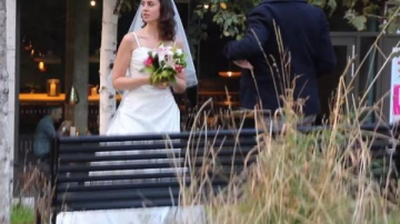 Experiment: s-a imbracat in rochie de mireasa la prima intalnire