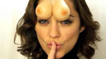 Марион Котийяр призвала бороться с домогательствами с помощью «налобной груди»