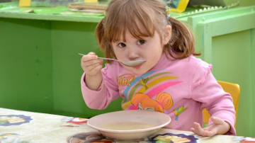 Нельзя заставлять ребенка доедать все, что лежит на тарелке, говорят эксперты