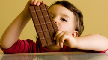 Детей запретили снимать в рекламе нерекомендуемых продуктов питания