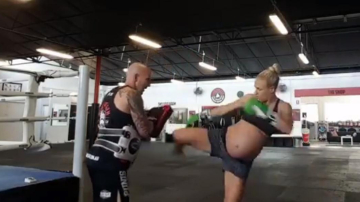 Беременная чемпионка по боксу продолжает тренировки накануне родов