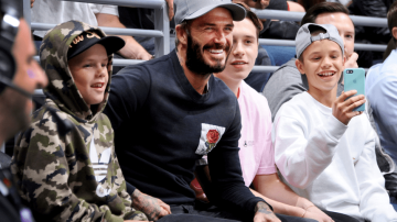 Фото дня: Дэвид Бекхэм с сыновьями на хоккейном матче