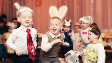 Posteriorul unei educatoare din Rusia i-a scos din minti pe tatici. Au uitat complet de serbarea copiilor si au filmat ... altceva