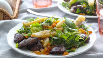 Salată caldă cu ficat de pui și pere