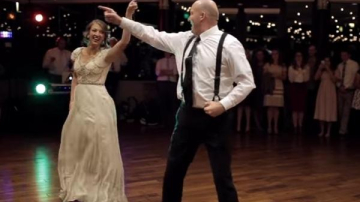 Este cel mai tare dans al mireasei si tatalui sau!