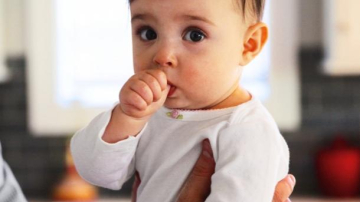 Новое исследование: позвольте ребенку грызть ногти и сосать палец
