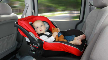 Младенцам опасно находиться в автокреслах дольше 30 минут