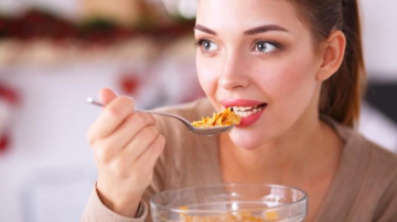 Cel mai simplu test de personalitate. Felul în care mănânci îți spune ce cred alții despre tine