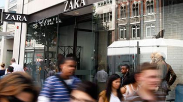 O tânără a descoperit un șoarece mort cusut într-o rochie Zara