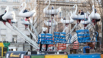 Sărbătorile de iarnă, tot mai aproape! Când va fi amenajat Pomul de Crăciun și caruselul în centrul Capitalei