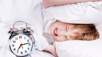 Cum să treziți copilul: 10 life-hack-uri pentru părinți