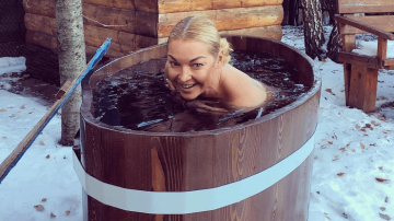 Обнаженную Анастасию Волочкову в купели сравнили с Бабой-Ягой в ступе