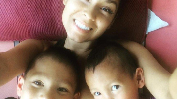 Американку осудили за видео, где она кормит грудью сыновей двух и трех лет (18+)