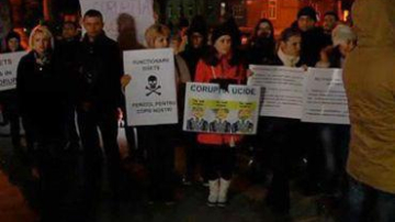 Protest: Părinţii cer pedepsirea celor care le „otrăveau copiii”