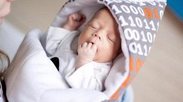 Plicul gros sau combinezonul: ce este recomandabil pentru nou-născuți pe timp de iarnă?