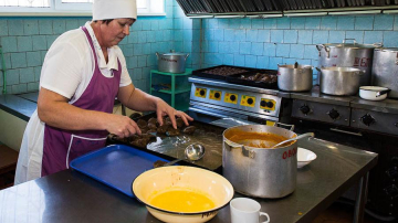 Из-за скандала с просроченными продуктами детсады остаются без поваров