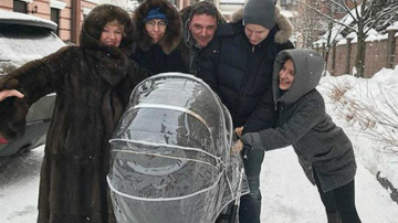 Ksenia Sobchak si Maksim Vitorgan, la o plimbare cu fiul lor! Iata cum s-au lasat fotografiati