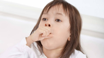 În atenția mamelor: greșelile care trebuie evitate în tratarea tusei la copii