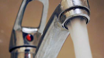 Raport UNICEF-CNSP: În fiecare a patra grădiniţă se consumă apă care prezintă risc pentru sănătate