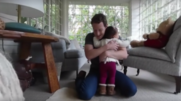 Марк Цукерберг показал, как дочка делает первые шаги