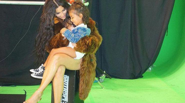 Ким Кардашьян взяла с собой маленькую дочь на съемки для эротического календаря