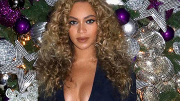 Beyonce și-a împodobit nu unul, ci trei brazi de Crăciun. Ce ținută provocatoare a ales vedeta pentru a-și prezenta decorațiile din casă