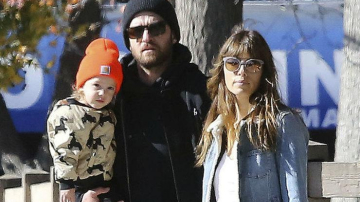 Джастин Тимберлейк и Джессика Билл вышли на прогулку с полуторагодовалым сыном