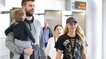 Шакира светится от счастья рядом с мужем и детьми в аэропорту Майами