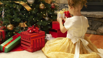 Prea multe cadouri de Crăciun nu le fac bine copiilor. Sfaturile psihologilor