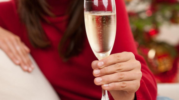 Можно ли кормящей маме шампанское?