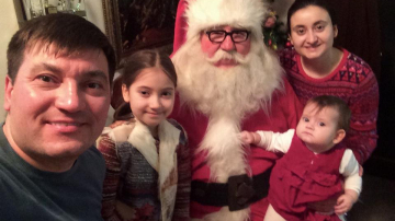 Micuța Smaranda i-a cântat la pian unui Moș special. Costi Burlacu: „Fericirea e făcută din lucrurile simple”