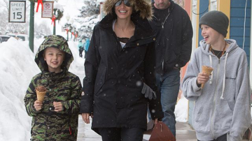 Анджелина Джоли отдыхает с детьми на горнолыжном курорте и кормит их мороженым