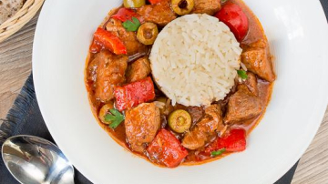 Carne de porc înăbușită cu măsline și ardei gras în stil spaniol