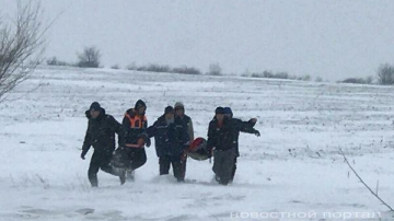 Молдавские спасатели несли роженицу на носилках по сугробам