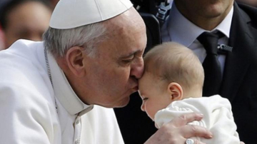 Папа Римский призвал женщин кормить младенцев в церкви