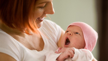 De ce totuși trebuie purtați copiii în brațe