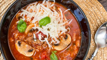 Supă de roșii cu carne tocată și ciuperci