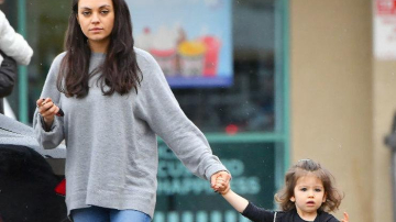 Мила Кунис отвела двухлетнюю дочь в салон красоты на маникюр